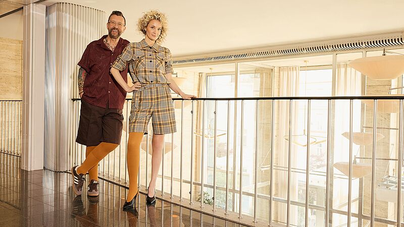Patients Anna Maisetti and Jürgen Jakob are wearing the mediven cosy 550 compression stockings in Saffron-yellow